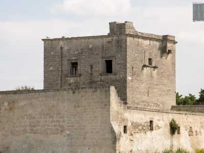 Si tratta di una struttura caratterizzata da una torre di tre piani realizzata agli inizi del XVIII secolo su una precedente costruzione del 200